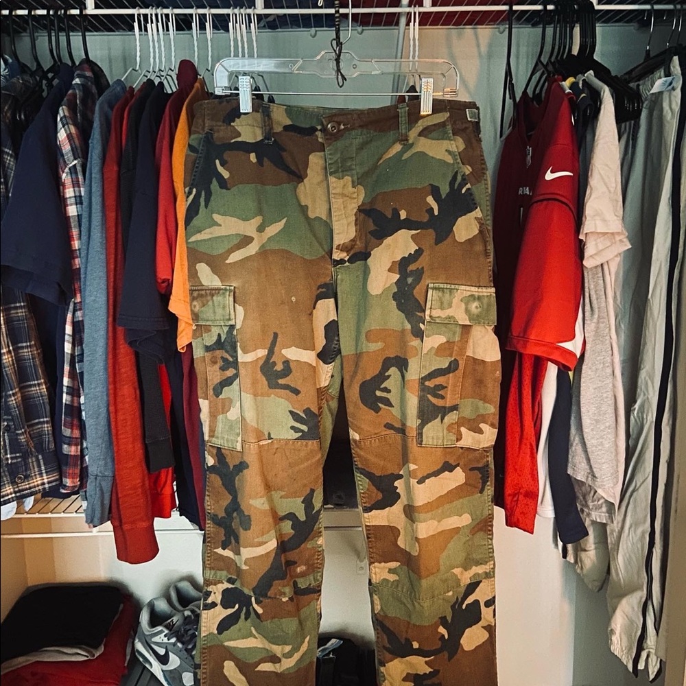 CAMO ARMY CARGO PANTS.